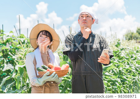 Asian men and women (men and women) who manage agriculture with smartphones, smartphones, and apps Asian men and women (men and women) who manage agriculture with smartphones, smartphones, and apps 98308971
