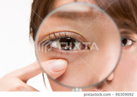 用放大鏡放大下眼瞼。 98309092