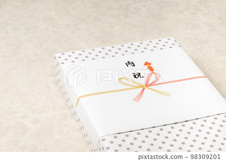 Family celebration (return gift) Image of Noshi and wrapping attached to celebration gifts Family celebration (return gift) Image of Noshi and wrapping attached to celebration gifts 98309201