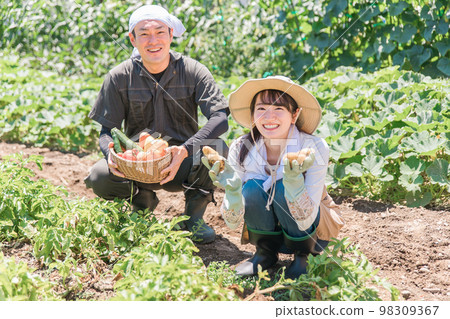 女人、男人、農民夫婦和在田裡收割蔬菜的生產者（亞洲人、日本人、中國人） 98309367