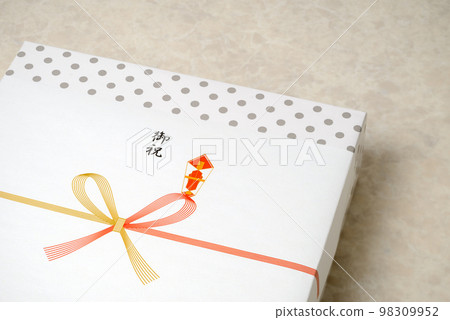 Celebration: An image of a gift that expresses the feeling of celebrating a celebration that comes at a turning point in life Celebration: An image of a gift that expresses the feeling of celebrating a celebration that comes at a turning point in life 98309952