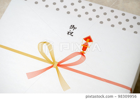 Celebration: An image of a gift that expresses the feeling of celebrating a celebration that comes at a turning point in life 98309956