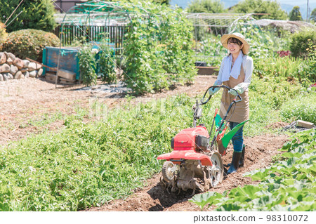 亞洲農婦用小型拖拉機耕地（農業/鄉村生活） 98310072