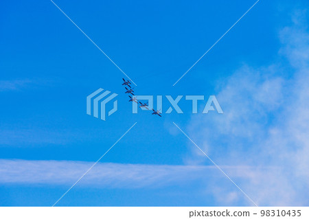 Blue sky image (blue impulse aerobatics) Blue sky image (blue impulse aerobatics) 98310435