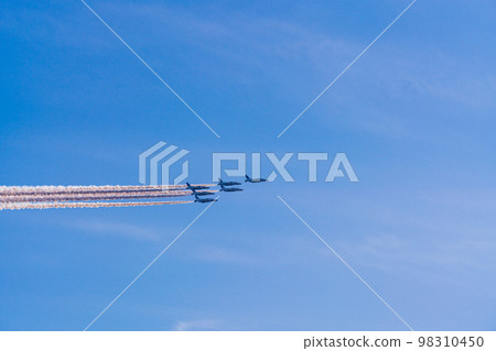 Blue sky image (blue impulse aerobatics) Blue sky image (blue impulse aerobatics) 98310450