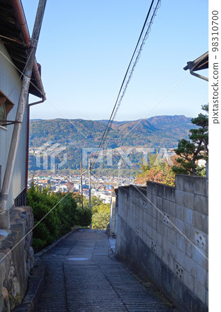 The upper part of the river terrace of the tunnel slope [Slope of the river terrace, Numata City, Gunma Prefecture] 98310700