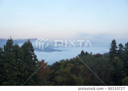 Numata city area covered in morning mist (view from Akagi Kogen service area) 98310727
