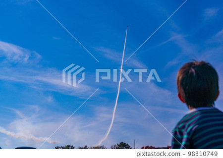 Blue Impulse performing aerobatics over a large crowd 98310749