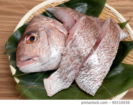 Slices of wild red sea bream 98310836