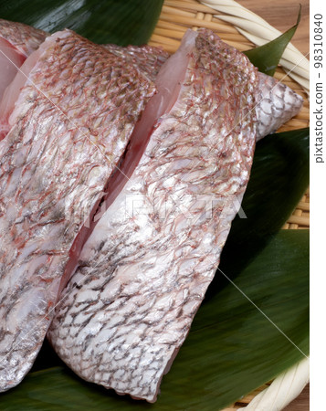 Slices of wild red sea bream 98310840