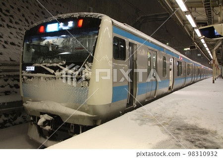 Snowstorm on the JR Keihin-Tohoku Line Tabata Station platform (Heavy snowfall in 2014) 98310932