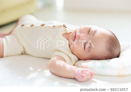 中午哄寶寶睡覺 寶寶睡著了 98311057