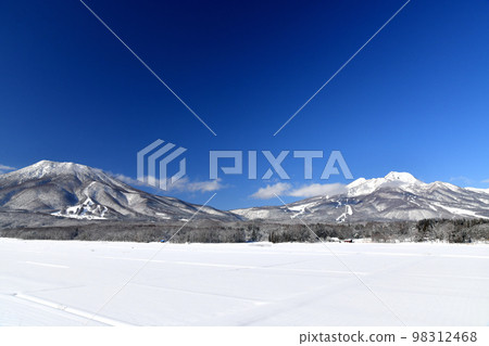 眺望黑姬山和妙高山（長野縣信濃町）[2023年1月] 98312468