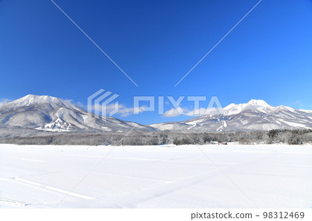 眺望黑姬山和妙高山（長野縣信濃町）[2023年1月] 98312469