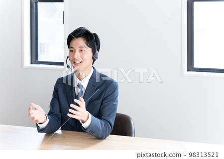 戴著耳機的商人(在線會議/呼叫中心) 戴著耳機的商人(在線會議/呼叫中心) 98313521