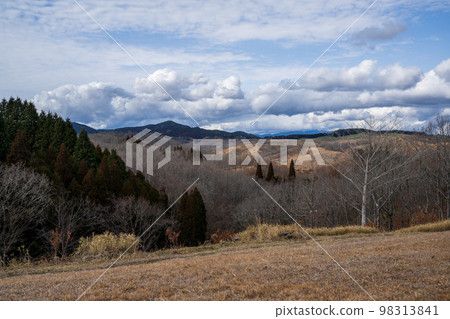 冬天從阿蘇外環山忍戶石山看九重山脈的積雪 98313841