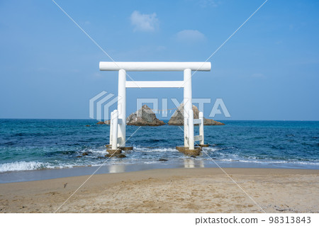 漂浮在清澈的藍天和大海中的白色鳥居和作為神社聖體的夫妻岩 | 櫻井二見浦 | 福岡縣糸島市 漂浮在清澈的藍天和大海中的白色鳥居和作為神社聖體的夫妻岩 | 櫻井二見浦 | 福岡縣糸島市 98313843
