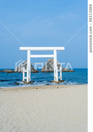 漂浮在清澈的藍天和大海中的白色鳥居和作為神社聖體的夫妻岩 | 櫻井二見浦 | 福岡縣糸島市 漂浮在清澈的藍天和大海中的白色鳥居和作為神社聖體的夫妻岩 | 櫻井二見浦 | 福岡縣糸島市 98313869