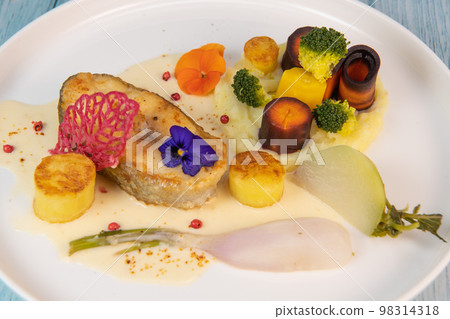 Recipe of cod steak, mashed potatoes and its farandole of vegetables, parsnip, turnip, broccoli Recipe of cod steak, mashed potatoes and its farandole of vegetables, parsnip, turnip, broccoli 98314318