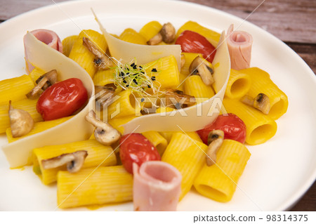 Recipe for Rigatoni Pasta with Chiatsu Squash Cream, Ham, Tomato, Mushrooms and Parmesan 98314375