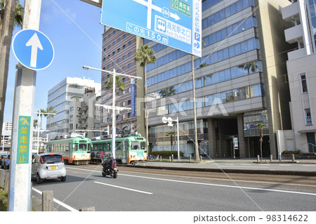 [高知縣高知市]電車行駛的城市風光 98314622