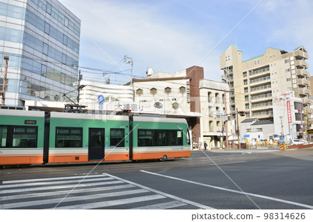 [高知縣高知市]電車行駛的城市風光 98314626