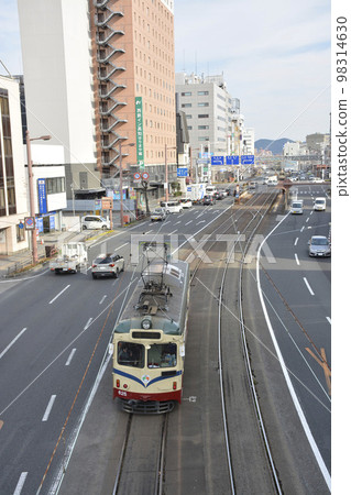 [高知縣高知市]電車行駛的城市風光 98314630