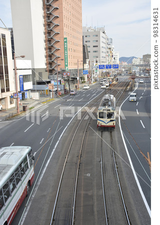 [高知縣高知市]電車行駛的城市風光 98314631