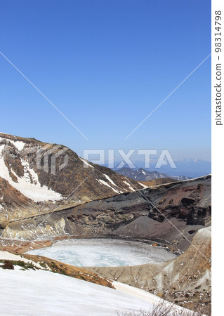 “Okama”的風景(卡塔山的火山口湖,藏王山脈)(宮城/日本) “Okama”的風景(卡塔山的火山口湖,藏王山脈)(宮城/日本) 98314798