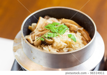 Kamameshi with matsutake mushrooms 98314911