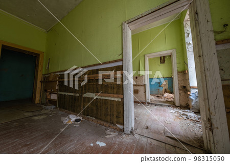 Interior of old destructed abandoned building Interior of old destructed abandoned building 98315050