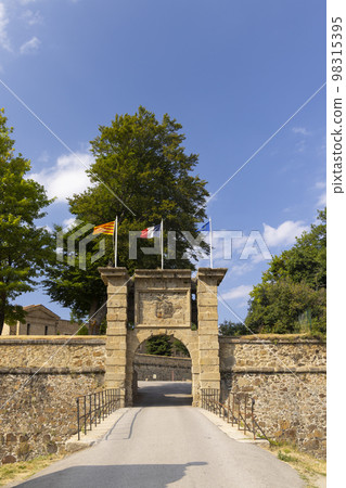 La citadelle de Mont-Louis, France 98315395