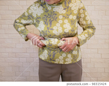 Elderly women suffering from obesity 98315424