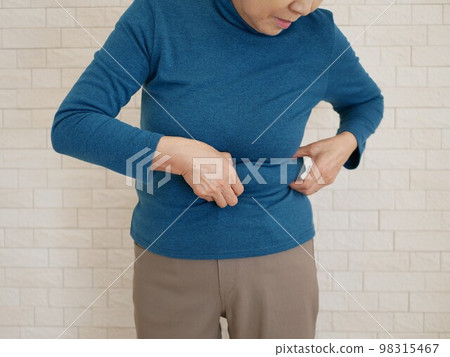 患有肥胖症的老年婦女 98315467