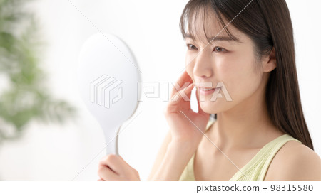 女人用手鏡檢查自己的臉 美容圖像 女人用手鏡檢查自己的臉 美容圖像 98315580