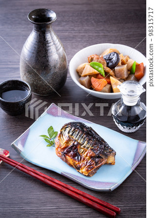 Salt-grilled mackerel and sake Salt-grilled mackerel and sake 98315717