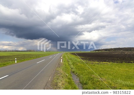 empty road with dramatic sky 98315822