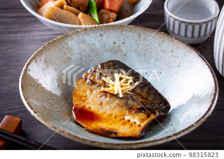 Boiled mackerel and sake 98315823
