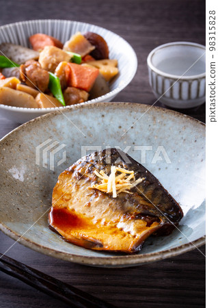 Boiled mackerel and sake 98315828