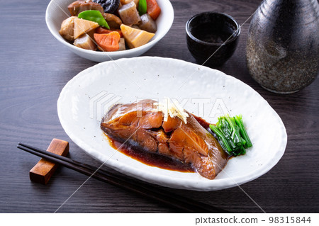 煮比目魚和清酒 98315844