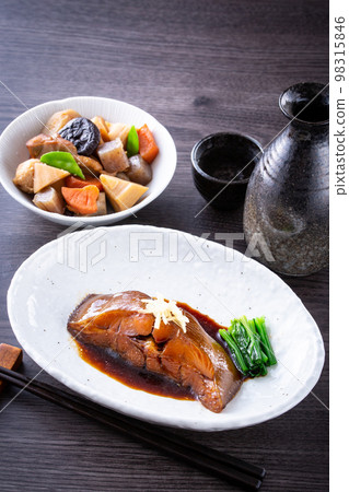 Boiled flatfish and sake 98315846