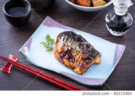 與鹽的烤鯖魚 與鹽的烤鯖魚 98315860