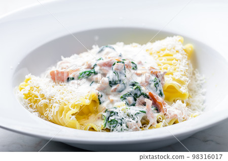 pasta with creamy salmon sauce with spinach pasta with creamy salmon sauce with spinach 98316017