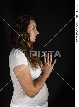 woman and energy healing 98316139