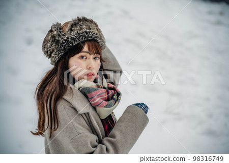 一個女人天真地享受著白雪皚皚的冬日風景 98316749