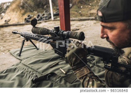 Soldier with rifle bfor shooting the target 98316848