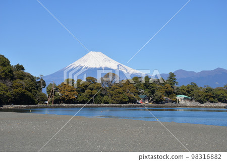Osezaki and Mt. Fuji (Numazu City, Shizuoka Prefecture) 98316882