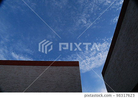 建築物之間的藍天 98317623