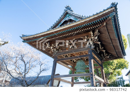 The bell tower and perpetual cherry blossoms of the Mikawa Ikko Ikki Temple (Joguji Temple, Okazaki City, Aichi Prefecture) The bell tower and perpetual cherry blossoms of the Mikawa Ikko Ikki Temple (Joguji Temple, Okazaki City, Aichi Prefecture) 98317742