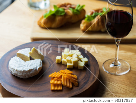 Red wine and snacks 98317857